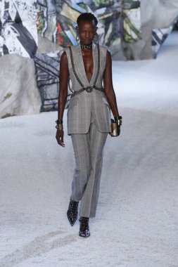 Paris, Fransa - Ekim 01: Manken pist Alexander Mcqueen Paris gösterisi sırasında Paris moda hafta kadın giyim ilkbahar/yaz 2019 bir parçası olarak 1 Ekim 2018 Paris, Fransa'da yürür.