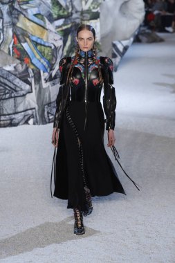 Paris, Fransa - Ekim 01: Manken pist Alexander Mcqueen Paris gösterisi sırasında Paris moda hafta kadın giyim ilkbahar/yaz 2019 bir parçası olarak 1 Ekim 2018 Paris, Fransa'da yürür.