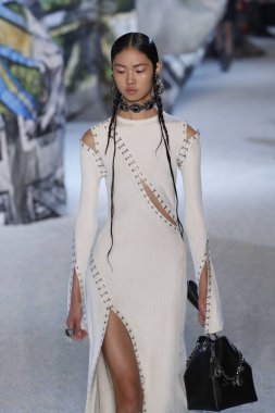 Paris, Fransa - Ekim 01: Manken pist Alexander Mcqueen Paris gösterisi sırasında Paris moda hafta kadın giyim ilkbahar/yaz 2019 bir parçası olarak 1 Ekim 2018 Paris, Fransa'da yürür.