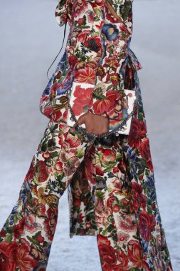 Paris, Fransa - Ekim 01: Manken pist Alexander Mcqueen Paris gösterisi sırasında Paris moda hafta kadın giyim ilkbahar/yaz 2019 bir parçası olarak 1 Ekim 2018 Paris, Fransa'da yürür.