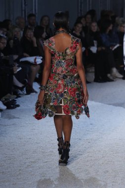 Paris, Fransa - Ekim 01: Manken pist Alexander Mcqueen Paris gösterisi sırasında Paris moda hafta kadın giyim ilkbahar/yaz 2019 bir parçası olarak 1 Ekim 2018 Paris, Fransa'da yürür.