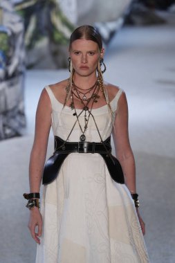 Paris, Fransa - Ekim 01: Manken pist Alexander Mcqueen Paris gösterisi sırasında Paris moda hafta kadın giyim ilkbahar/yaz 2019 bir parçası olarak 1 Ekim 2018 Paris, Fransa'da yürür.
