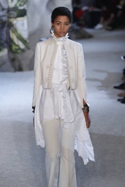 Paris, Fransa - Ekim 01: Manken pist Alexander Mcqueen Paris gösterisi sırasında Paris moda hafta kadın giyim ilkbahar/yaz 2019 bir parçası olarak 1 Ekim 2018 Paris, Fransa'da yürür.