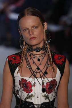 Paris, Fransa - Ekim 01: Manken pist Alexander Mcqueen Paris gösterisi sırasında Paris moda hafta kadın giyim ilkbahar/yaz 2019 bir parçası olarak 1 Ekim 2018 Paris, Fransa'da yürür.