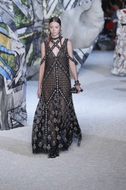 Paris, Fransa - Ekim 01: Manken pist Alexander Mcqueen Paris gösterisi sırasında Paris moda hafta kadın giyim ilkbahar/yaz 2019 bir parçası olarak 1 Ekim 2018 Paris, Fransa'da yürür.
