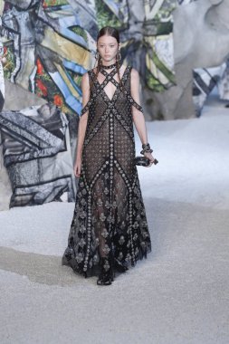 Paris, Fransa - Ekim 01: Manken pist Alexander Mcqueen Paris gösterisi sırasında Paris moda hafta kadın giyim ilkbahar/yaz 2019 bir parçası olarak 1 Ekim 2018 Paris, Fransa'da yürür.