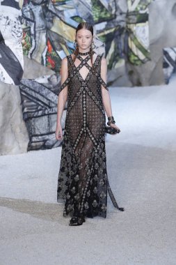 Paris, Fransa - Ekim 01: Manken pist Alexander Mcqueen Paris gösterisi sırasında Paris moda hafta kadın giyim ilkbahar/yaz 2019 bir parçası olarak 1 Ekim 2018 Paris, Fransa'da yürür.