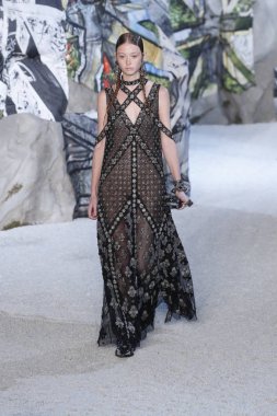 Paris, Fransa - Ekim 01: Manken pist Alexander Mcqueen Paris gösterisi sırasında Paris moda hafta kadın giyim ilkbahar/yaz 2019 bir parçası olarak 1 Ekim 2018 Paris, Fransa'da yürür.