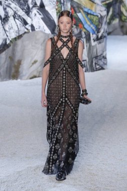 Paris, Fransa - Ekim 01: Manken pist Alexander Mcqueen Paris gösterisi sırasında Paris moda hafta kadın giyim ilkbahar/yaz 2019 bir parçası olarak 1 Ekim 2018 Paris, Fransa'da yürür.