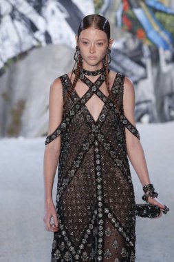 Paris, Fransa - Ekim 01: Manken pist Alexander Mcqueen Paris gösterisi sırasında Paris moda hafta kadın giyim ilkbahar/yaz 2019 bir parçası olarak 1 Ekim 2018 Paris, Fransa'da yürür.