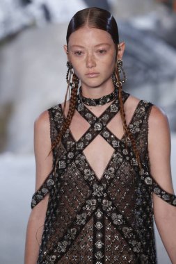 Paris, Fransa - Ekim 01: Manken pist Alexander Mcqueen Paris gösterisi sırasında Paris moda hafta kadın giyim ilkbahar/yaz 2019 bir parçası olarak 1 Ekim 2018 Paris, Fransa'da yürür.
