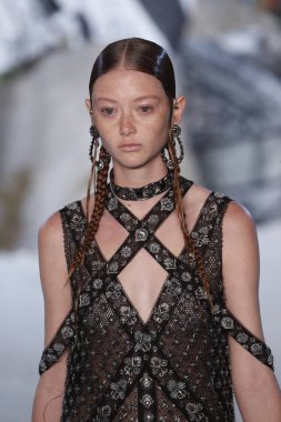 Paris, Fransa - Ekim 01: Manken pist Alexander Mcqueen Paris gösterisi sırasında Paris moda hafta kadın giyim ilkbahar/yaz 2019 bir parçası olarak 1 Ekim 2018 Paris, Fransa'da yürür.