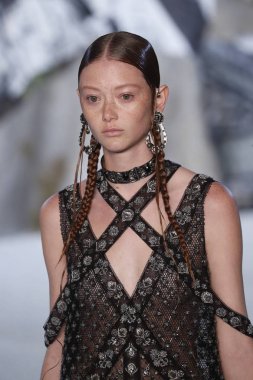 Paris, Fransa - Ekim 01: Manken pist Alexander Mcqueen Paris gösterisi sırasında Paris moda hafta kadın giyim ilkbahar/yaz 2019 bir parçası olarak 1 Ekim 2018 Paris, Fransa'da yürür.