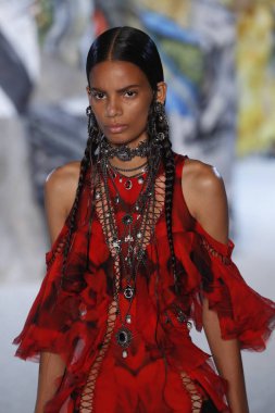 Paris, Fransa - Ekim 01: Manken pist Alexander Mcqueen Paris gösterisi sırasında Paris moda hafta kadın giyim ilkbahar/yaz 2019 bir parçası olarak 1 Ekim 2018 Paris, Fransa'da yürür.