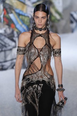 Paris, Fransa - Ekim 01: Manken pist Alexander Mcqueen Paris gösterisi sırasında Paris moda hafta kadın giyim ilkbahar/yaz 2019 bir parçası olarak 1 Ekim 2018 Paris, Fransa'da yürür.