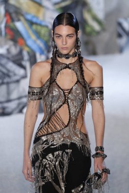 Paris, Fransa - Ekim 01: Manken pist Alexander Mcqueen Paris gösterisi sırasında Paris moda hafta kadın giyim ilkbahar/yaz 2019 bir parçası olarak 1 Ekim 2018 Paris, Fransa'da yürür.