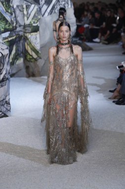 Paris, Fransa - Ekim 01: Manken pist Alexander Mcqueen Paris gösterisi sırasında Paris moda hafta kadın giyim ilkbahar/yaz 2019 bir parçası olarak 1 Ekim 2018 Paris, Fransa'da yürür.