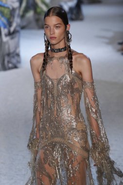Paris, Fransa - Ekim 01: Manken pist Alexander Mcqueen Paris gösterisi sırasında Paris moda hafta kadın giyim ilkbahar/yaz 2019 bir parçası olarak 1 Ekim 2018 Paris, Fransa'da yürür.