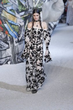 Paris, Fransa - Ekim 01: Manken pist Alexander Mcqueen Paris gösterisi sırasında Paris moda hafta kadın giyim ilkbahar/yaz 2019 bir parçası olarak 1 Ekim 2018 Paris, Fransa'da yürür.
