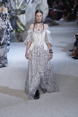 Paris, Fransa - Ekim 01: Manken pist Alexander Mcqueen Paris gösterisi sırasında Paris moda hafta kadın giyim ilkbahar/yaz 2019 bir parçası olarak 1 Ekim 2018 Paris, Fransa'da yürür.