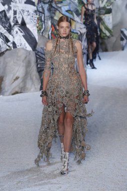 Paris, Fransa - Ekim 01: Manken pist Alexander Mcqueen Paris gösterisi sırasında Paris moda hafta kadın giyim ilkbahar/yaz 2019 bir parçası olarak 1 Ekim 2018 Paris, Fransa'da yürür.