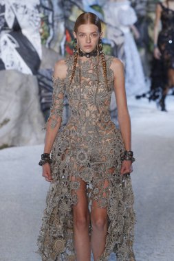 Paris, Fransa - Ekim 01: Manken pist Alexander Mcqueen Paris gösterisi sırasında Paris moda hafta kadın giyim ilkbahar/yaz 2019 bir parçası olarak 1 Ekim 2018 Paris, Fransa'da yürür.