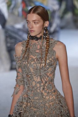 Paris, Fransa - Ekim 01: Manken pist Alexander Mcqueen Paris gösterisi sırasında Paris moda hafta kadın giyim ilkbahar/yaz 2019 bir parçası olarak 1 Ekim 2018 Paris, Fransa'da yürür.