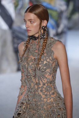 Paris, Fransa - Ekim 01: Manken pist Alexander Mcqueen Paris gösterisi sırasında Paris moda hafta kadın giyim ilkbahar/yaz 2019 bir parçası olarak 1 Ekim 2018 Paris, Fransa'da yürür.