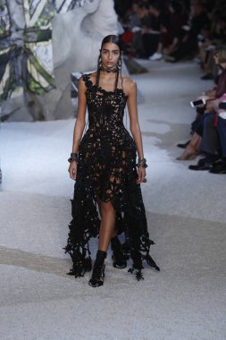 Paris, Fransa - Ekim 01: Manken pist Alexander Mcqueen Paris gösterisi sırasında Paris moda hafta kadın giyim ilkbahar/yaz 2019 bir parçası olarak 1 Ekim 2018 Paris, Fransa'da yürür.