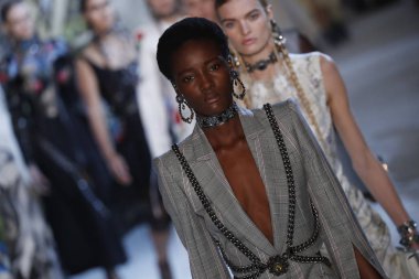 Paris, Fransa - Ekim 01: Modelleri pist finale Alexander Mcqueen Paris gösterisi sırasında Paris moda hafta kadın giyim ilkbahar/yaz 2019 bir parçası olarak 1 Ekim 2018 Paris, Fransa'da walk on.