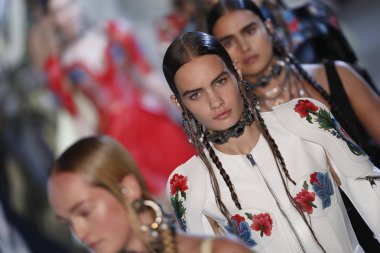 Paris, Fransa - Ekim 01: Modelleri pist finale Alexander Mcqueen Paris gösterisi sırasında Paris moda hafta kadın giyim ilkbahar/yaz 2019 bir parçası olarak 1 Ekim 2018 Paris, Fransa'da walk on.