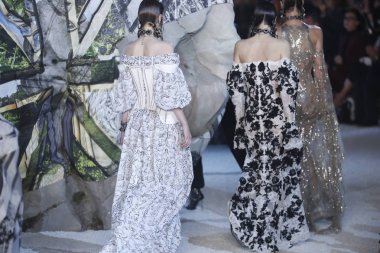 Paris, Fransa - Ekim 01: Modelleri pist finale Alexander Mcqueen Paris gösterisi sırasında Paris moda hafta kadın giyim ilkbahar/yaz 2019 bir parçası olarak 1 Ekim 2018 Paris, Fransa'da walk on.