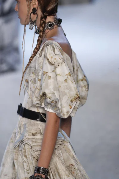 Paris Frankrike Oktober Modell Går Banan Alexander Mcqueen Paris Show — Stockfoto