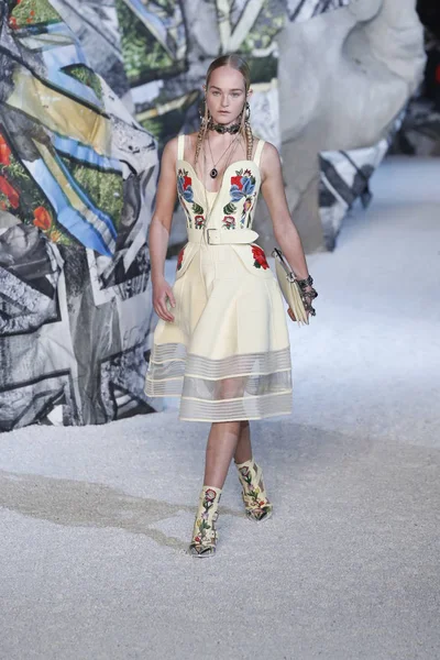 Paris France October Model Walks Runway Alexander Mcqueen Paris Show — Stock Photo, Image