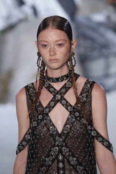 Paris Frankrike Oktober Modell Går Banan Alexander Mcqueen Paris Show — Stockfoto