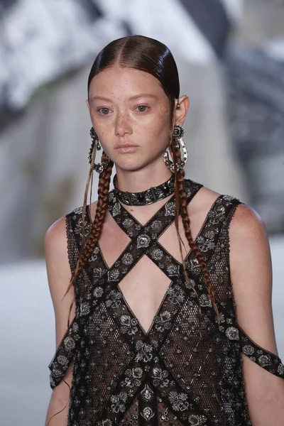 Paris Frankrike Oktober Modell Går Banan Alexander Mcqueen Paris Show — Stockfoto