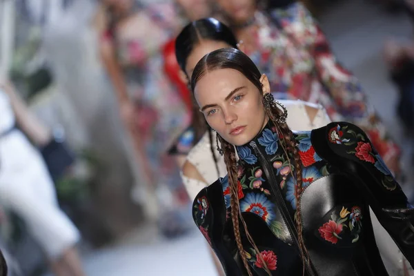 Paris França Outubro Modelos Caminham Final Pista Durante Desfile Alexander — Fotografia de Stock