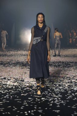 Paris, Fransa - 24 Eylül: Manken pist Christian Dior gösterisi sırasında Paris moda hafta kadın giyim ilkbahar/yaz 2019 kapsamında 24 Eylül 2018 Paris, Fransa'da yürür.