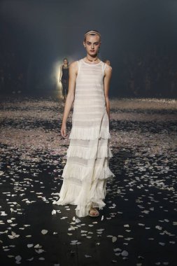 Paris, Fransa - 24 Eylül: Manken pist Christian Dior gösterisi sırasında Paris moda hafta kadın giyim ilkbahar/yaz 2019 kapsamında 24 Eylül 2018 Paris, Fransa'da yürür.