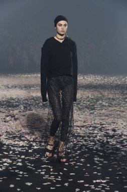 Paris, Fransa - 24 Eylül: Manken pist Christian Dior gösterisi sırasında Paris moda hafta kadın giyim ilkbahar/yaz 2019 kapsamında 24 Eylül 2018 Paris, Fransa'da yürür.
