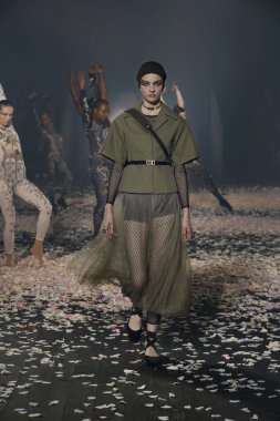 Paris, Fransa - 24 Eylül: Manken pist Christian Dior gösterisi sırasında Paris moda hafta kadın giyim ilkbahar/yaz 2019 kapsamında 24 Eylül 2018 Paris, Fransa'da yürür.
