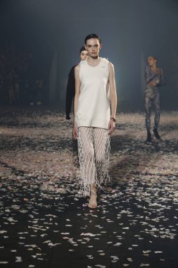 Paris, Fransa - 24 Eylül: Manken pist Christian Dior gösterisi sırasında Paris moda hafta kadın giyim ilkbahar/yaz 2019 kapsamında 24 Eylül 2018 Paris, Fransa'da yürür.