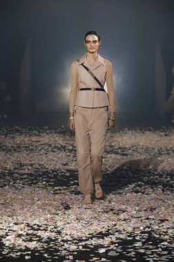 Paris, Fransa - 24 Eylül: Manken pist Christian Dior gösterisi sırasında Paris moda hafta kadın giyim ilkbahar/yaz 2019 kapsamında 24 Eylül 2018 Paris, Fransa'da yürür.