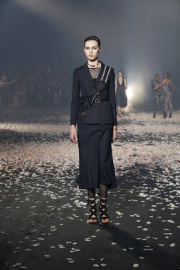 Paris, Fransa - 24 Eylül: Manken pist Christian Dior gösterisi sırasında Paris moda hafta kadın giyim ilkbahar/yaz 2019 kapsamında 24 Eylül 2018 Paris, Fransa'da yürür.