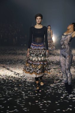 Paris, Fransa - 24 Eylül: Manken pist Christian Dior gösterisi sırasında Paris moda hafta kadın giyim ilkbahar/yaz 2019 kapsamında 24 Eylül 2018 Paris, Fransa'da yürür.