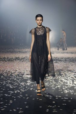 Paris, Fransa - 24 Eylül: Manken pist Christian Dior gösterisi sırasında Paris moda hafta kadın giyim ilkbahar/yaz 2019 kapsamında 24 Eylül 2018 Paris, Fransa'da yürür.