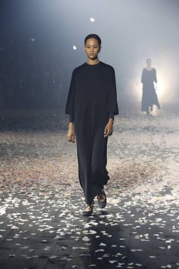 Paris, Fransa - 24 Eylül: Manken pist Christian Dior gösterisi sırasında Paris moda hafta kadın giyim ilkbahar/yaz 2019 kapsamında 24 Eylül 2018 Paris, Fransa'da yürür.