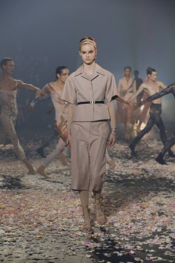 Paris, Fransa - 24 Eylül: Manken pist Christian Dior gösterisi sırasında Paris moda hafta kadın giyim ilkbahar/yaz 2019 kapsamında 24 Eylül 2018 Paris, Fransa'da yürür.