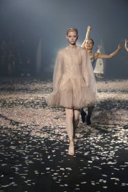 Paris, Fransa - 24 Eylül: Manken pist Christian Dior gösterisi sırasında Paris moda hafta kadın giyim ilkbahar/yaz 2019 kapsamında 24 Eylül 2018 Paris, Fransa'da yürür.
