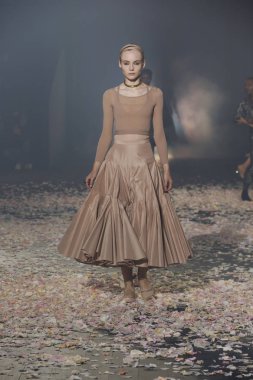 Paris, Fransa - 24 Eylül: Manken pist Christian Dior gösterisi sırasında Paris moda hafta kadın giyim ilkbahar/yaz 2019 kapsamında 24 Eylül 2018 Paris, Fransa'da yürür.